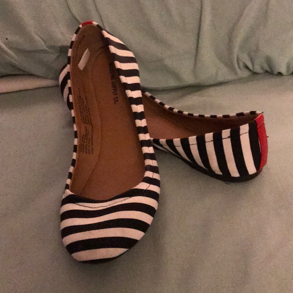 Canvas black and white flats